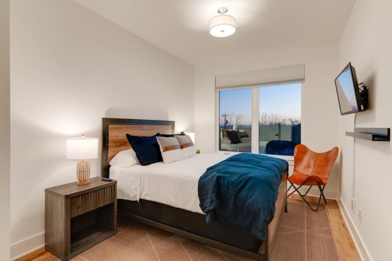Luxury With Stunning Rooftop Views! Apartment *