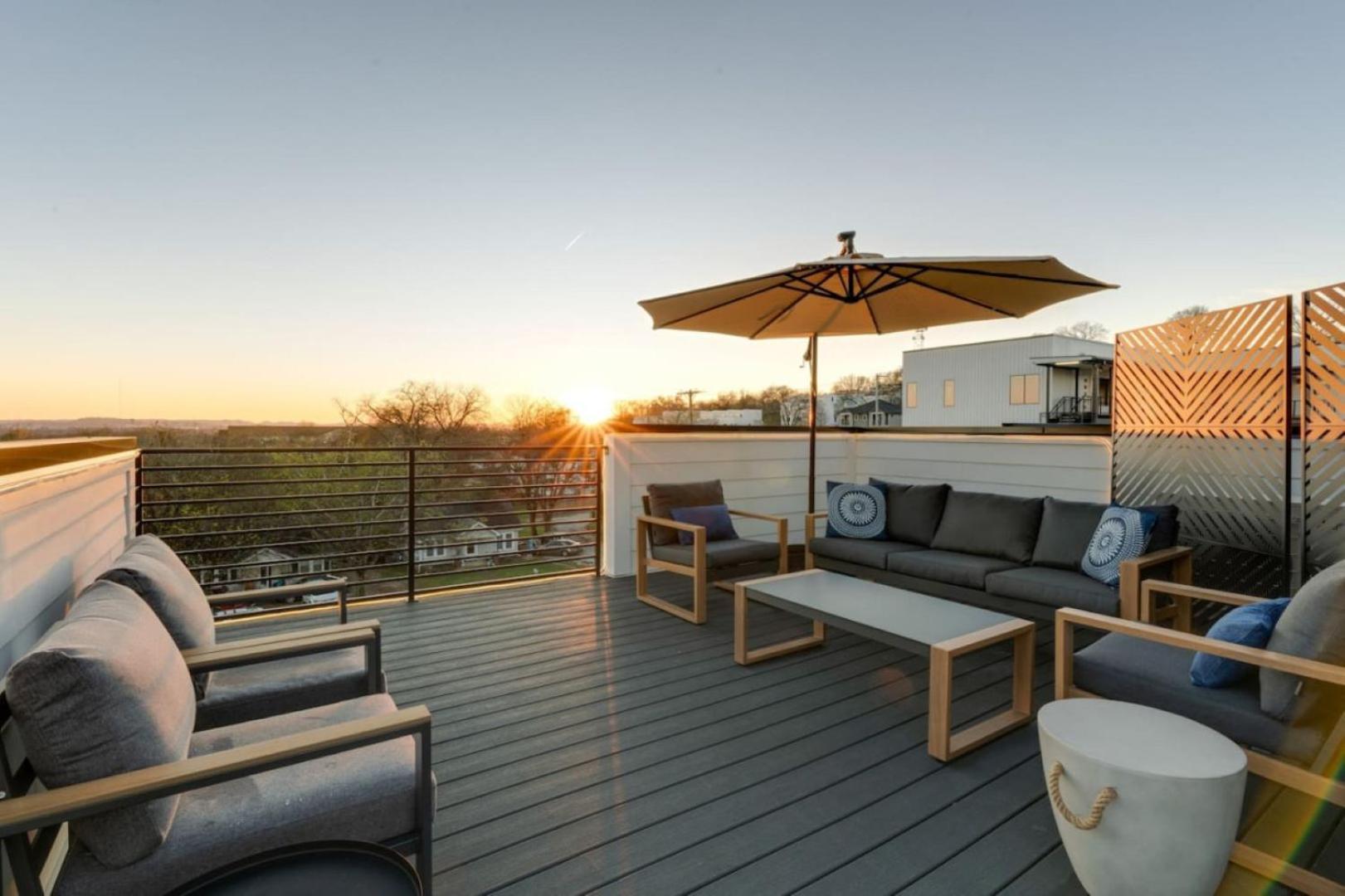 Luxury With Stunning Rooftop Views! *