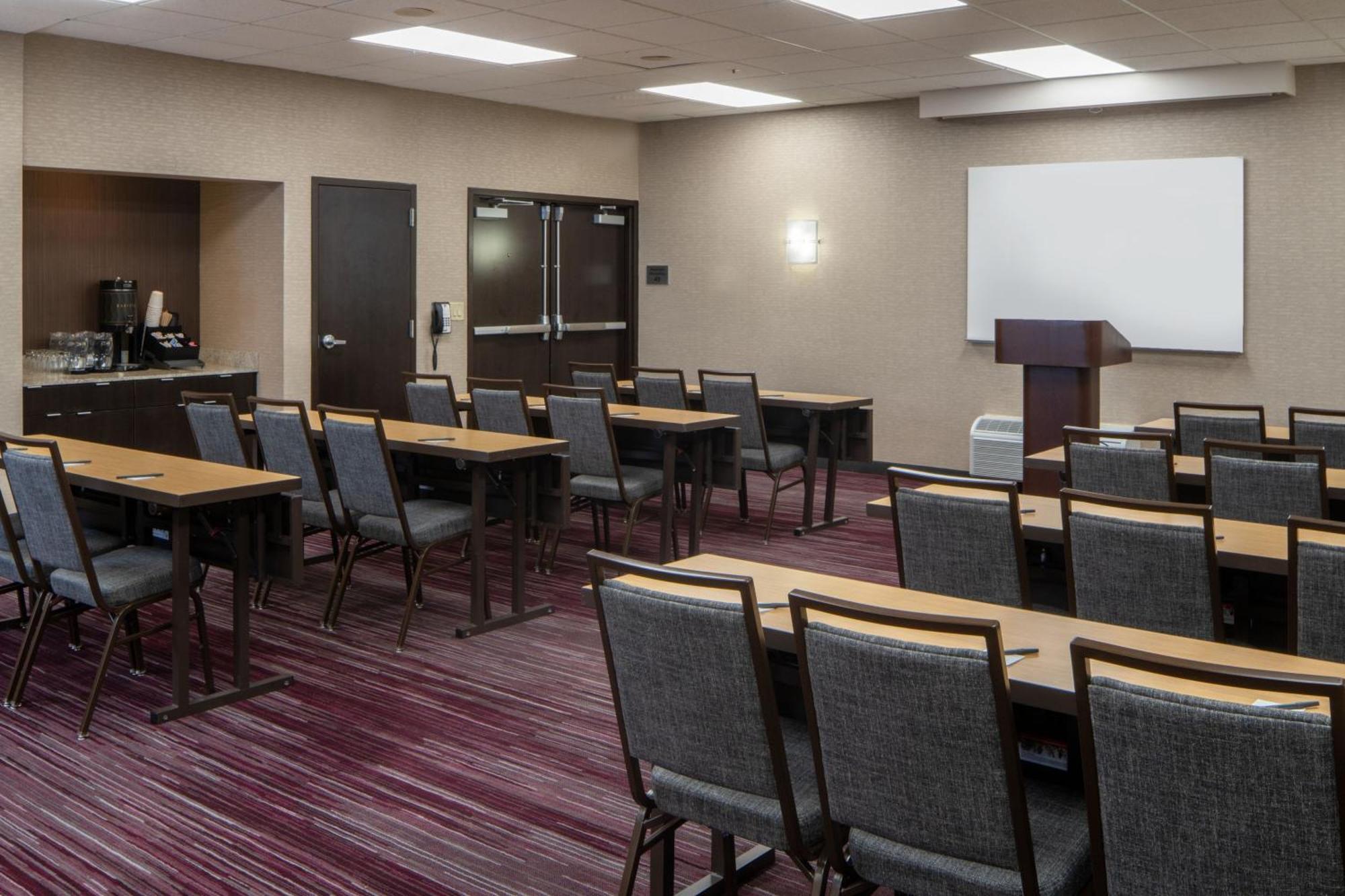 Hotel Courtyard By Marriott Airport 3*