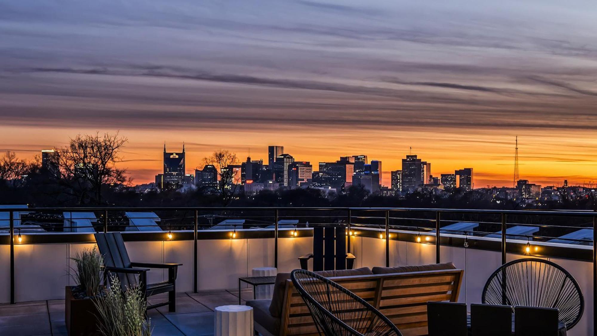 Rooftop Views Stylish Decor Nash Downtown Access *