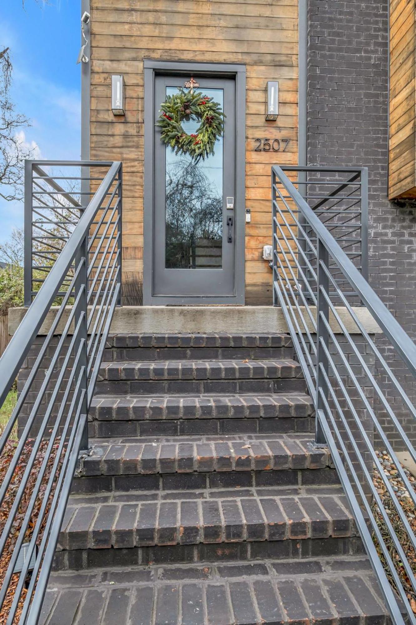 Lux East Nash-awesome Location- 30 Days Holiday home