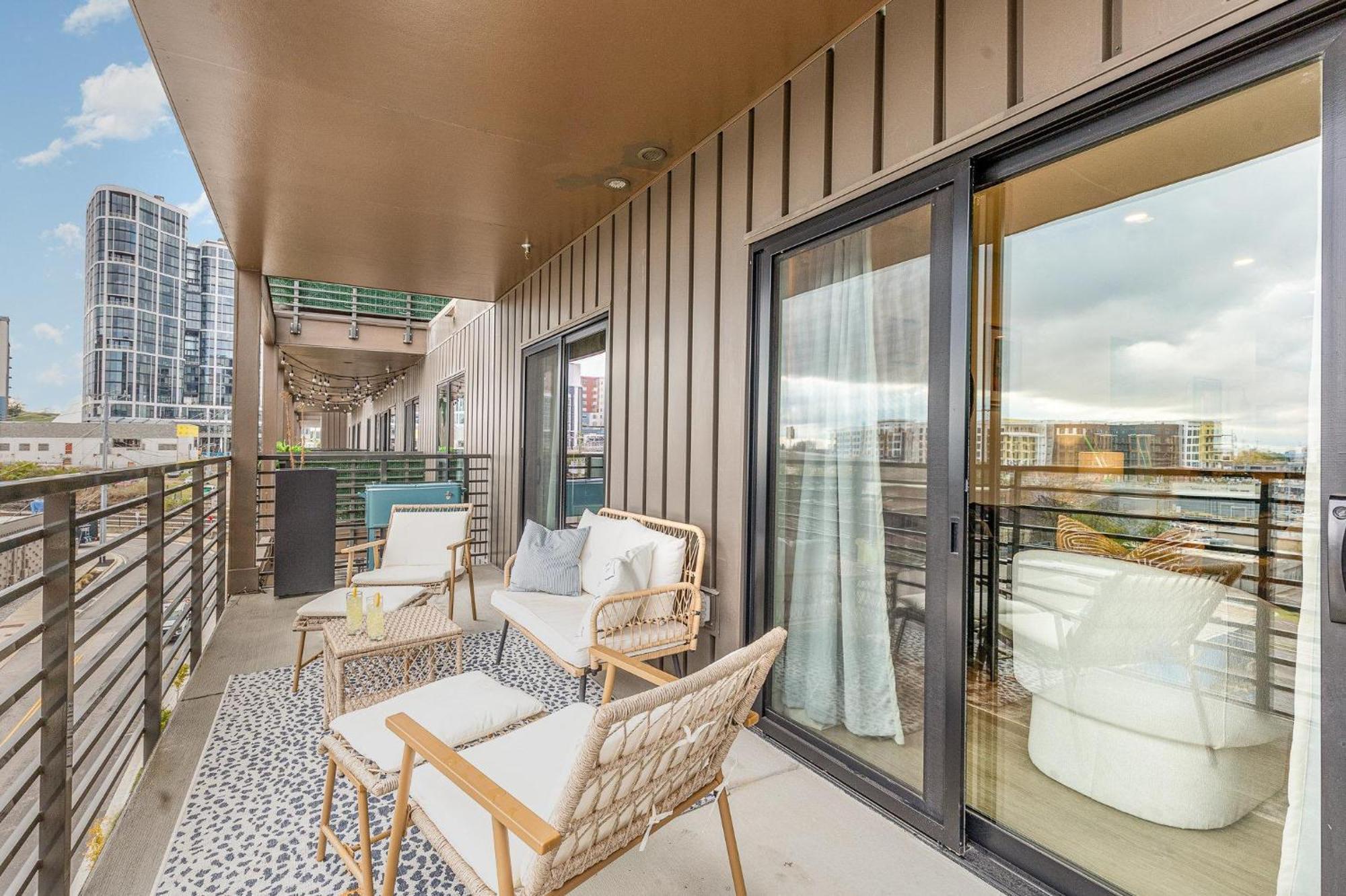 Hyve - Zest - Pool & Gym - Get Ready Vanities * Nashville