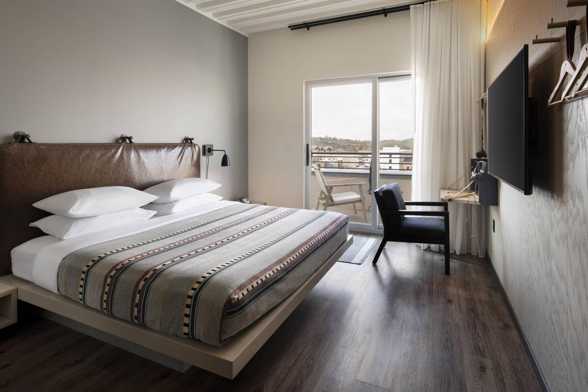 Moxy Vanderbilt Area Hotel 3*