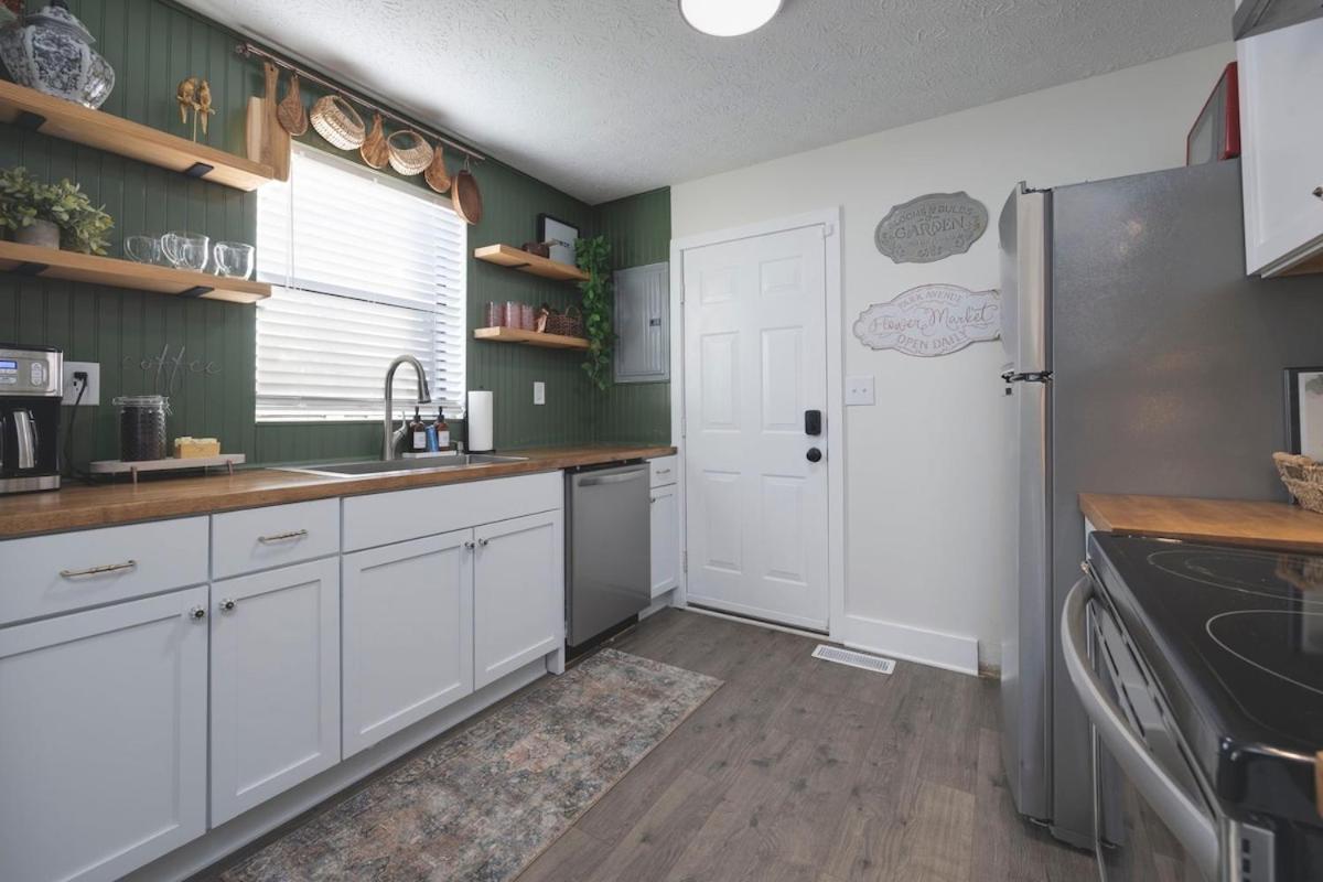 Near Downtown, King Bed, Private Yard, Free Parking Apartment