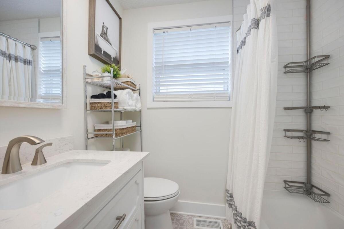 Near Downtown, King Bed, Private Yard, Free Parking *