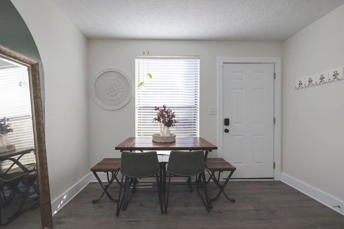 Near Downtown, King Bed, Private Yard, Free Parking