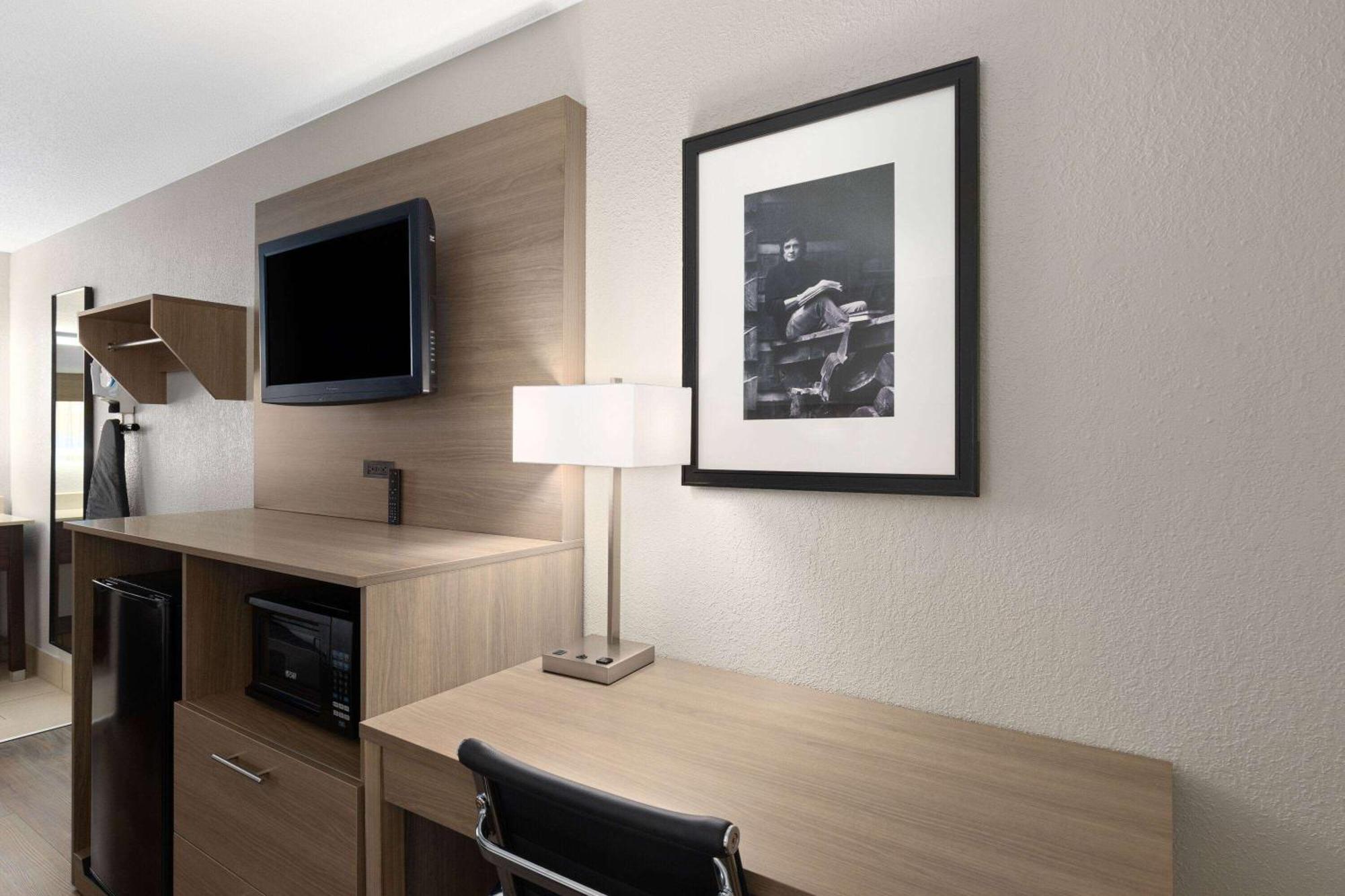 Hotel Baymont By Wyndham Airport 2*