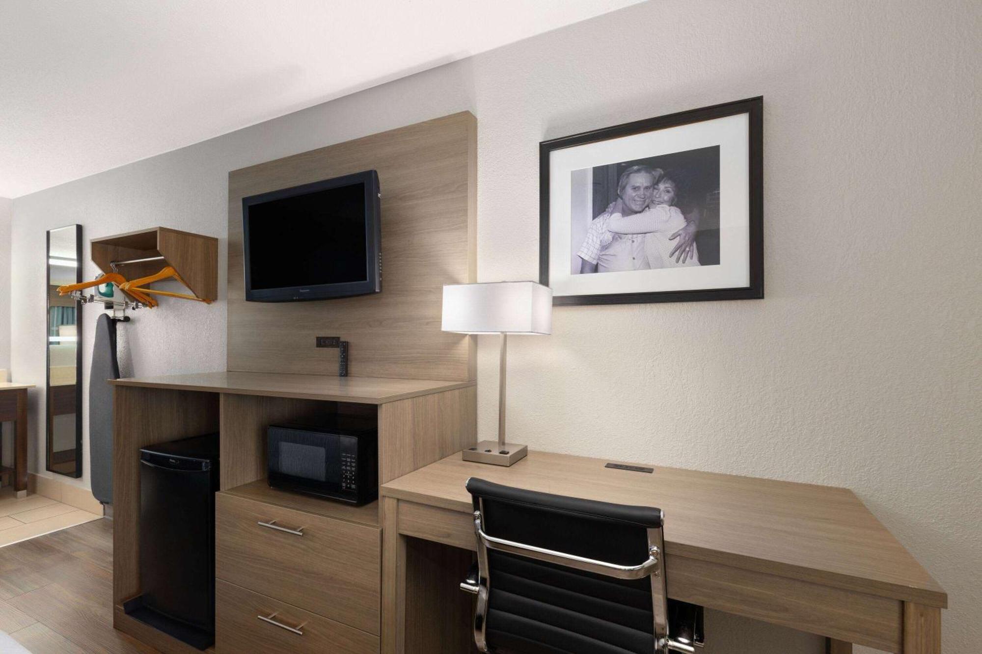 Baymont By Wyndham Airport Hotel Nashville