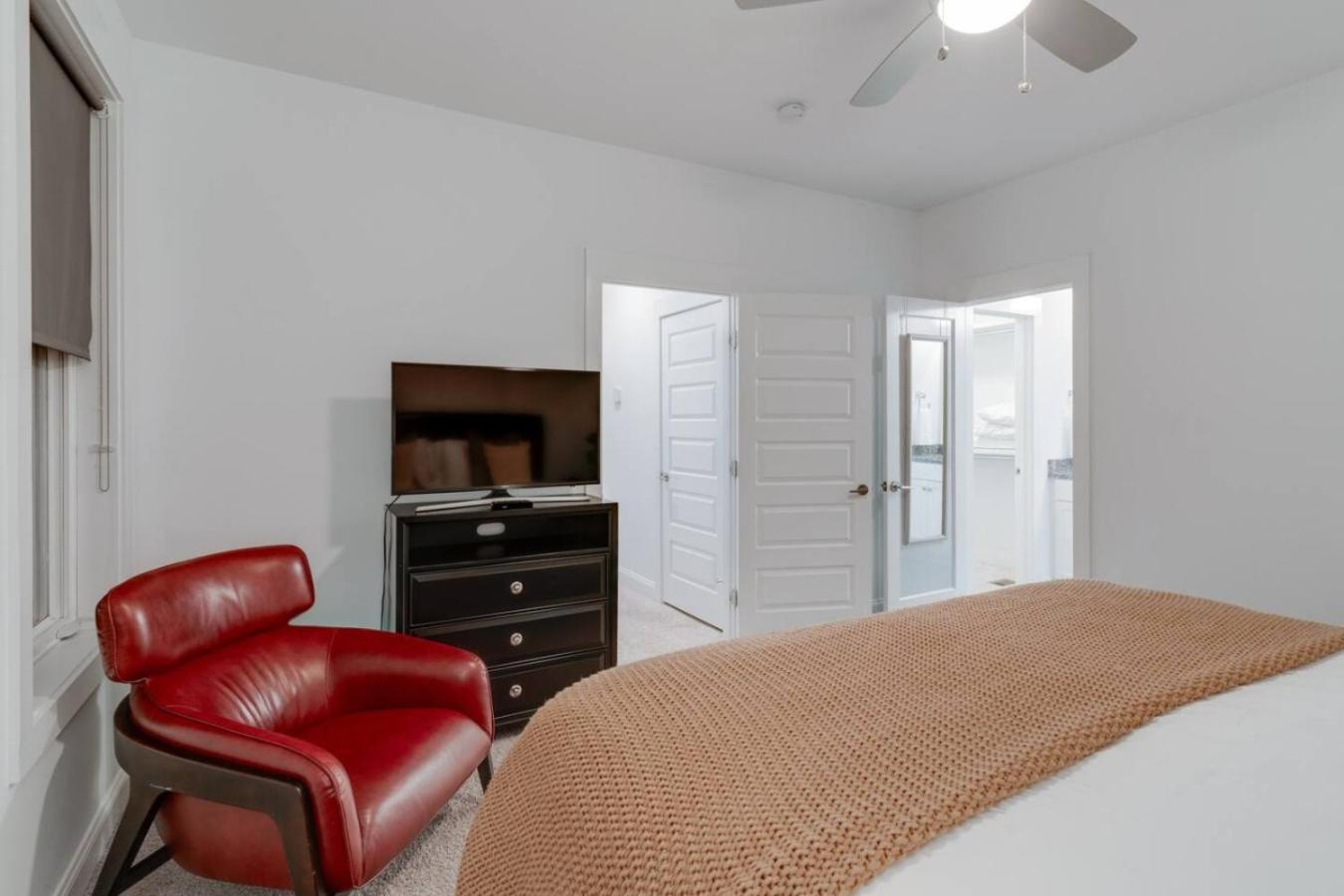 Elegant Townhouse Near Broadway Holiday home *