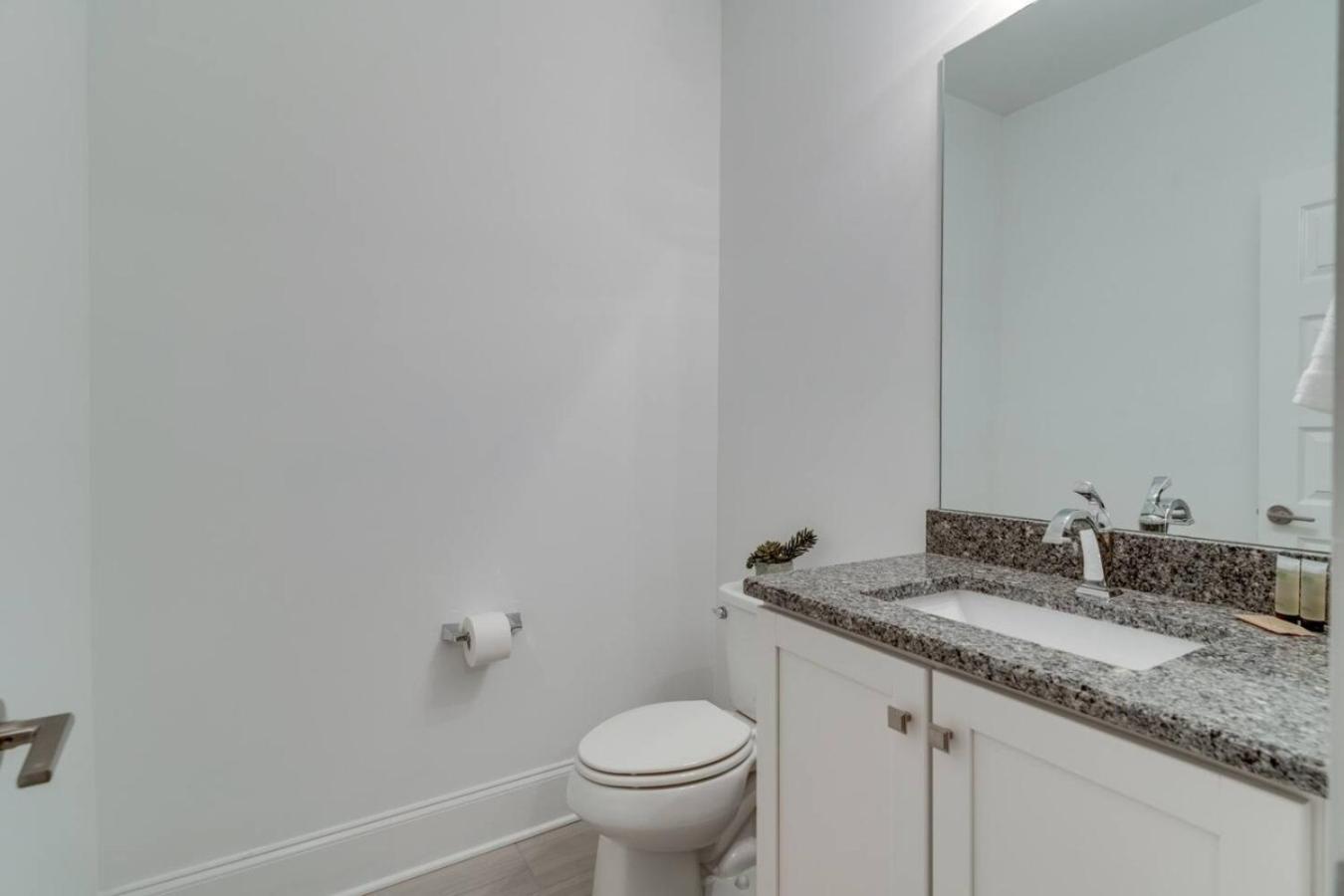 Elegant Townhouse Near Broadway *