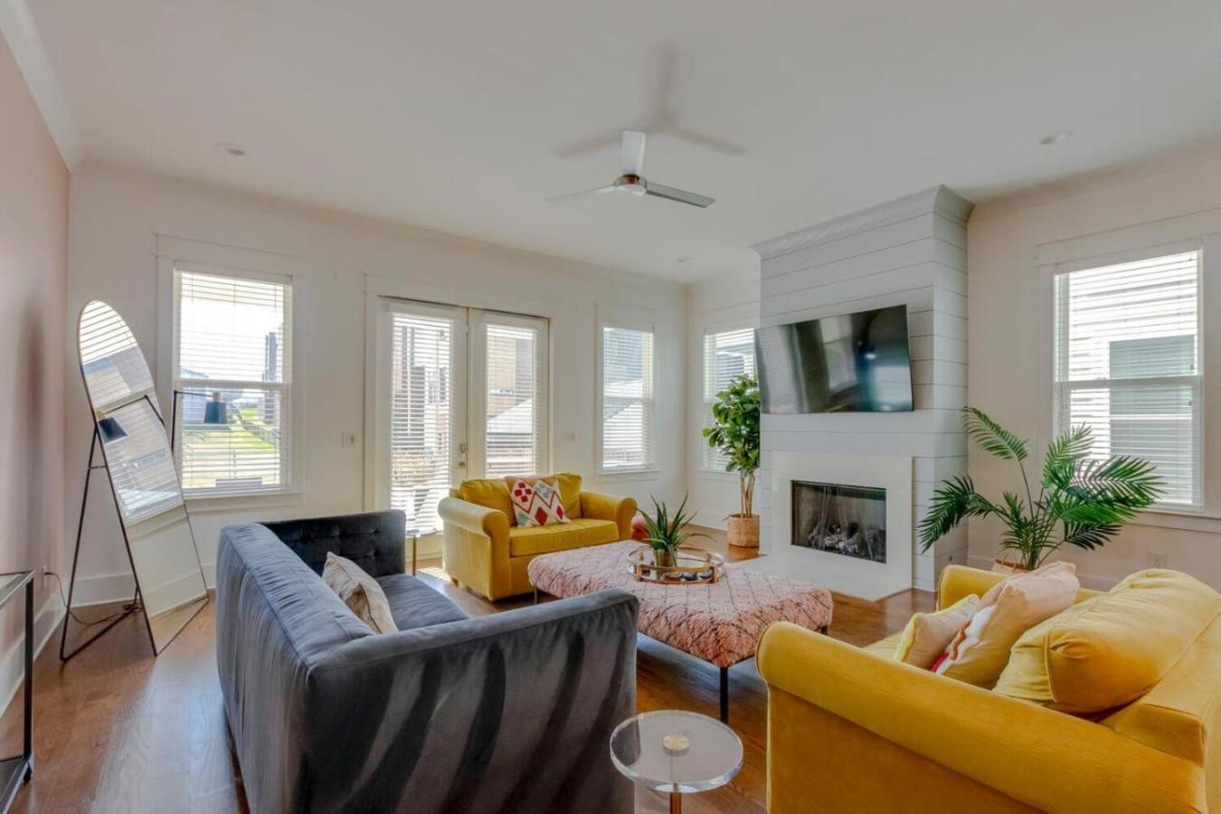 Big Spectacular Townhome Giant Covered Patio