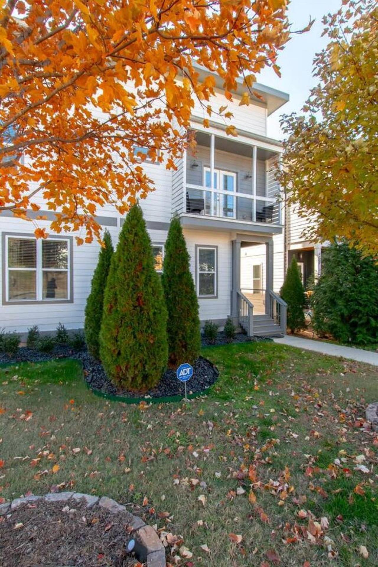 Big Spectacular Townhome Giant Covered Patio * Nashville