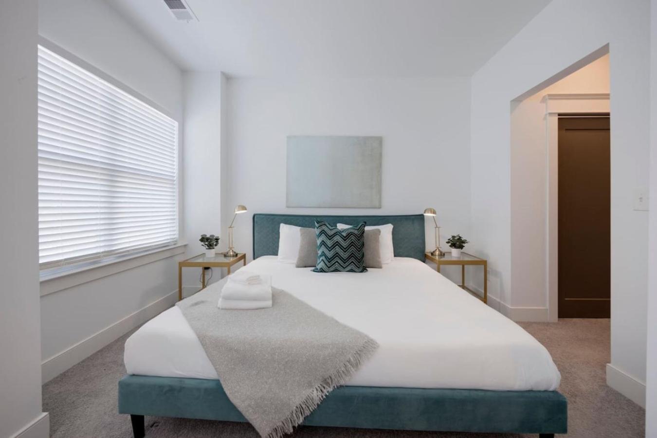 Minutes To Broadway Stylish Gated Townhome