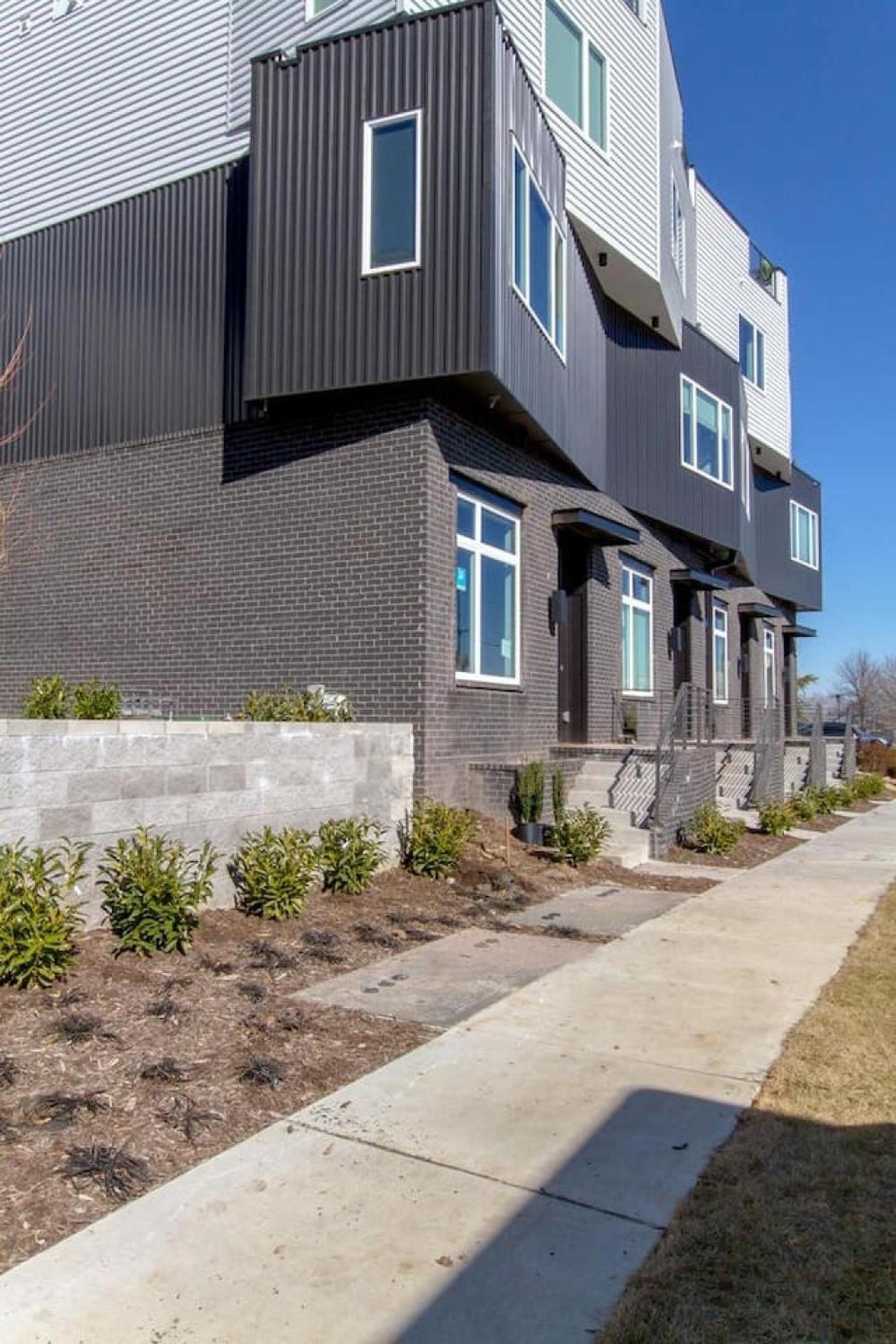 Beautiful West Rooftop Deck Holiday home