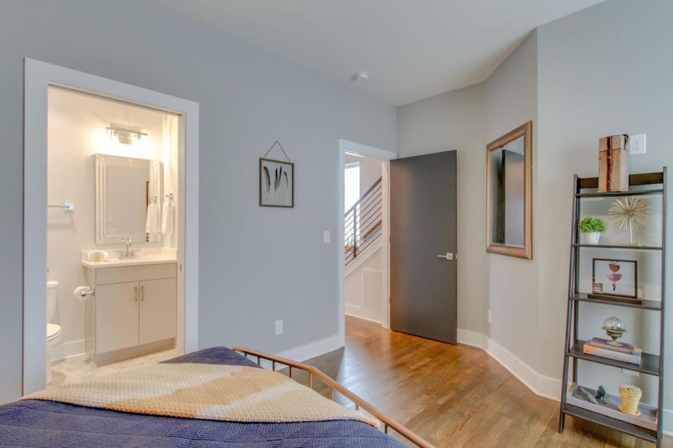 Beautiful West Rooftop Deck Nashville