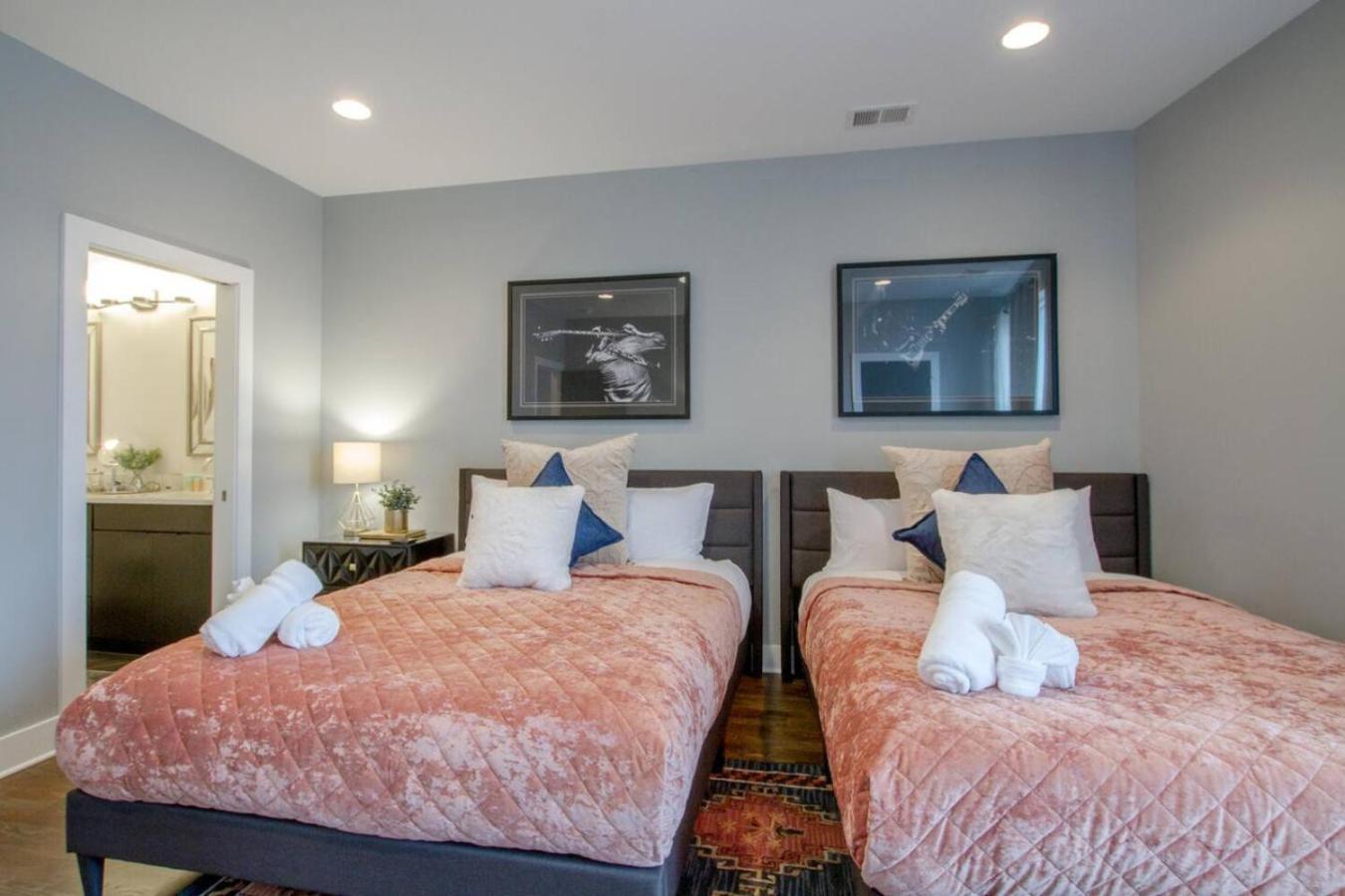 Beautiful West Rooftop Deck *