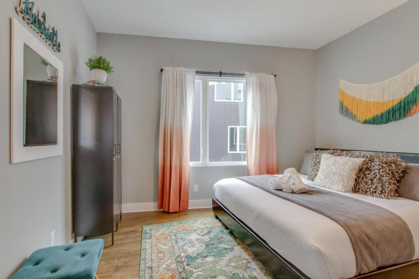 Beautiful West Rooftop Deck Holiday home *