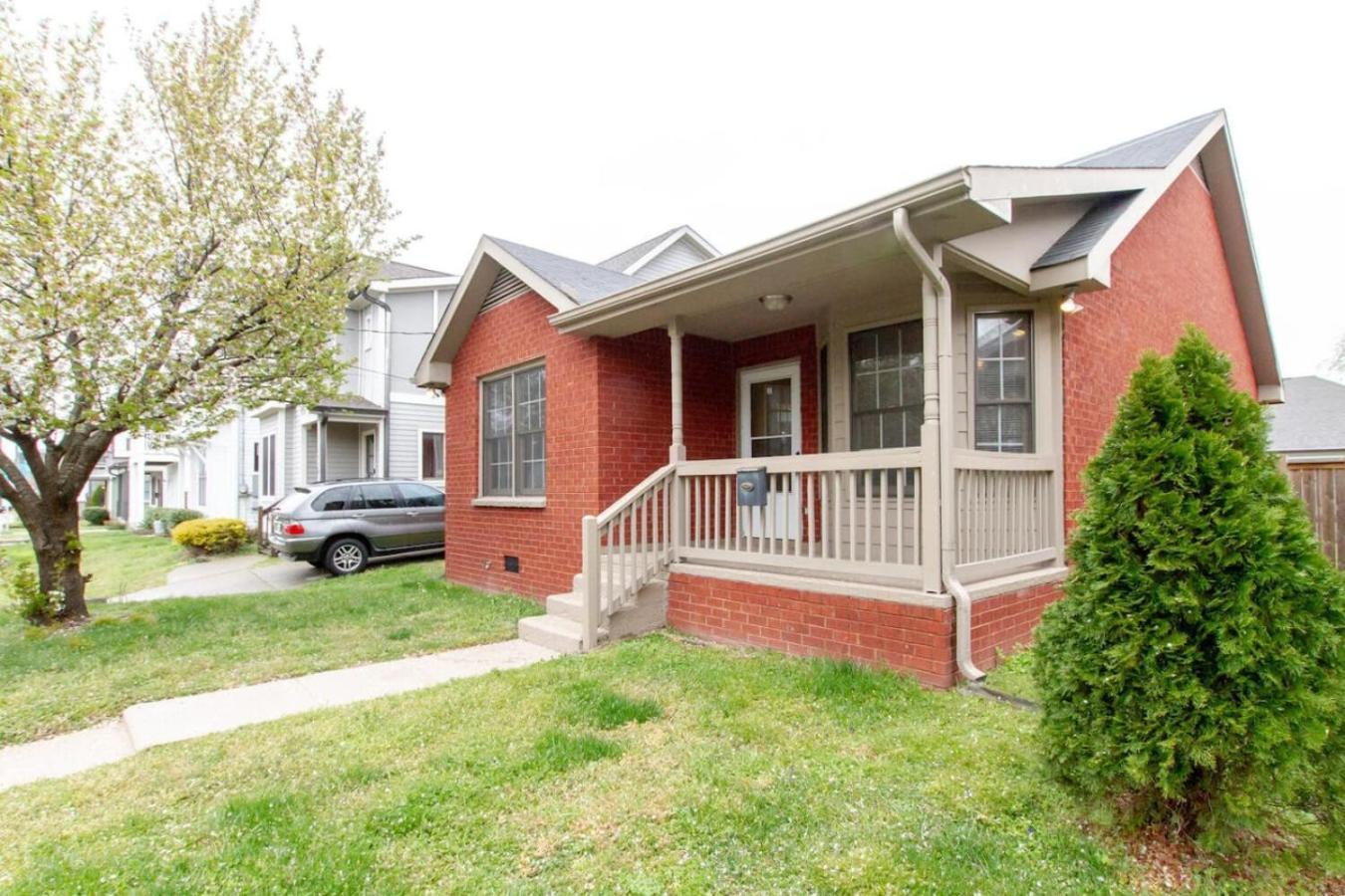 Bright And Fresh Large Backyard Minutes To Broadway Holiday home *