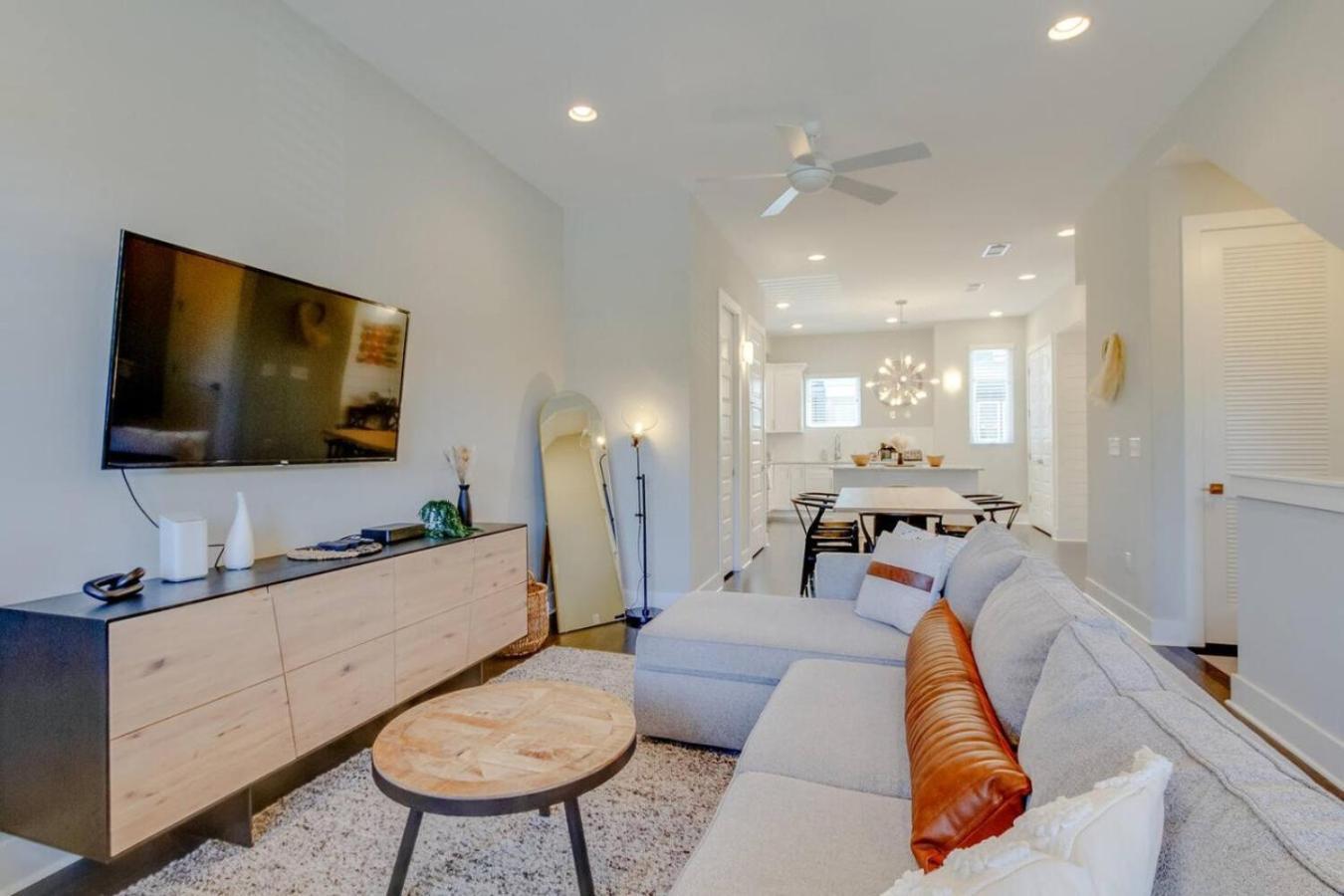 Chic Private Rooftop Minutes To Downtown Holiday home