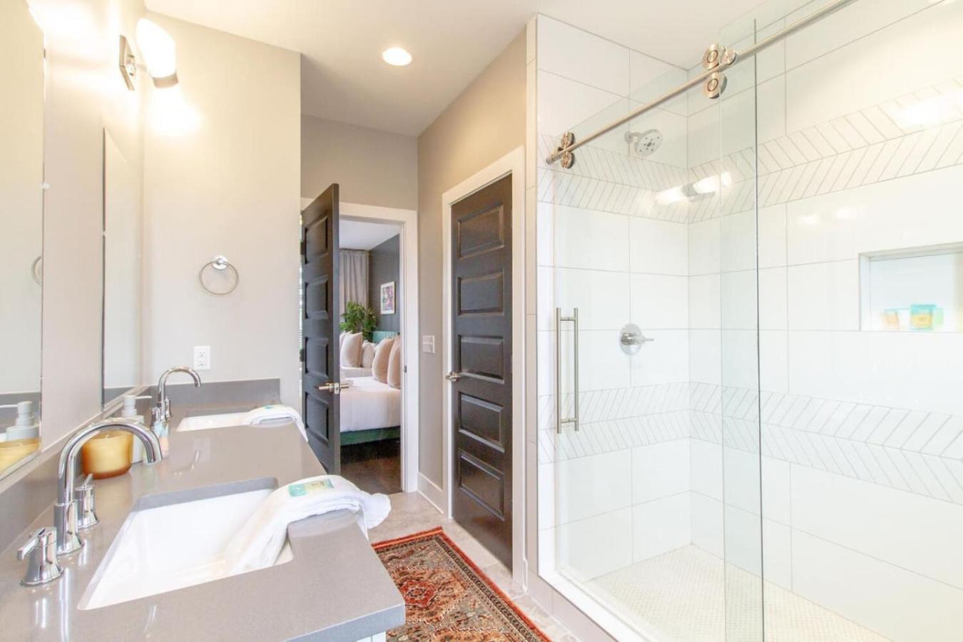 Holiday home The Ultimate Double Rooftop Deck With Skyline Views *