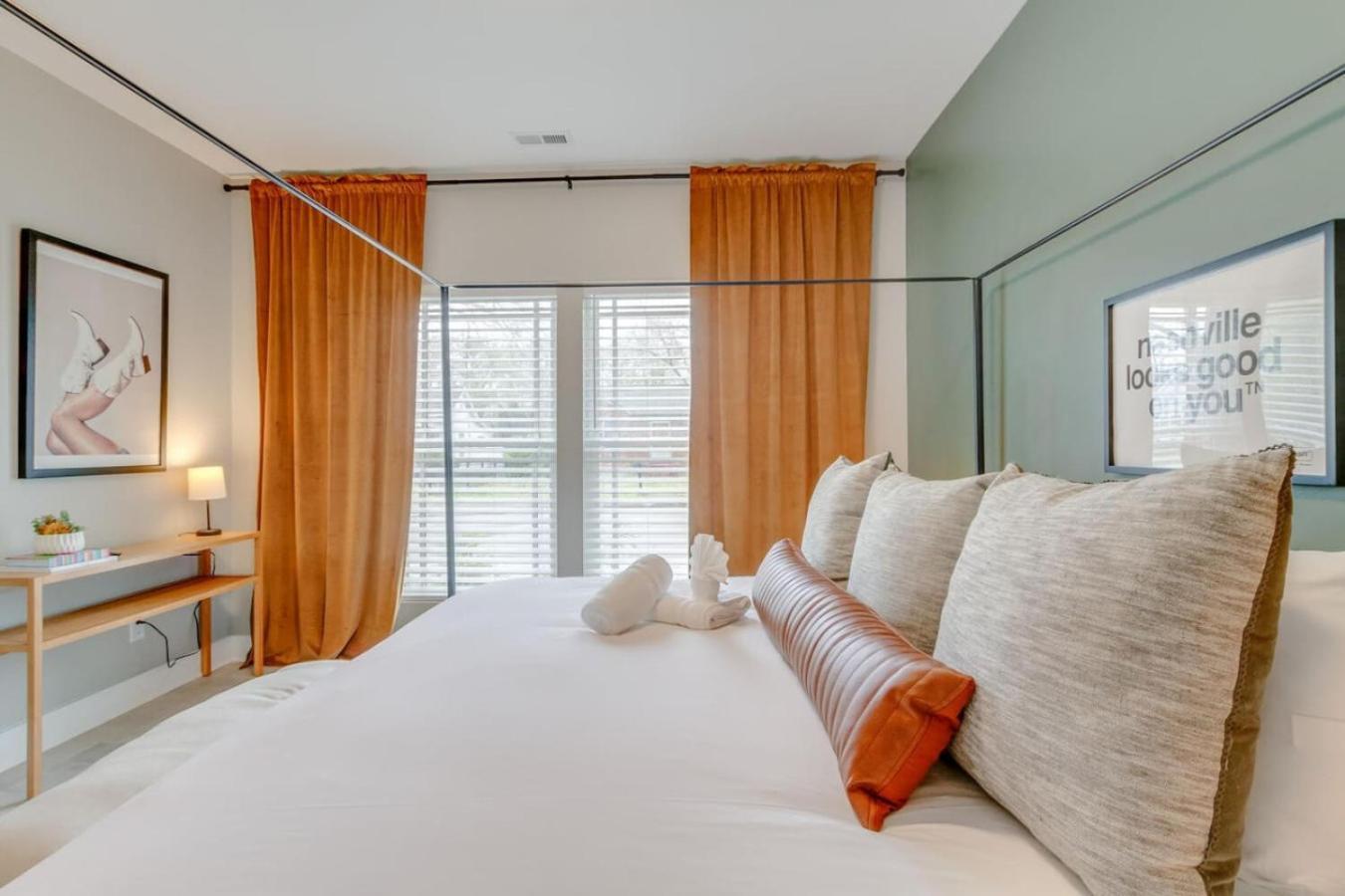 Holiday home The Ultimate Double Rooftop Deck With Skyline Views *