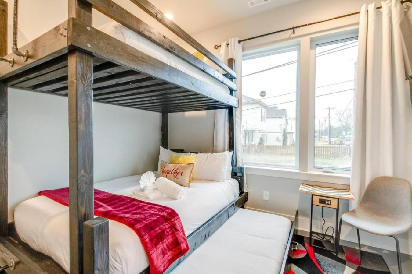 Spacious Contemporary Townhome With Private Rooftop Holiday home Nashville