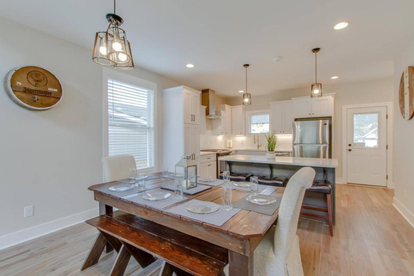Luxurious Extraordinaire Three Bedroom Downtown Action Holiday home Nashville