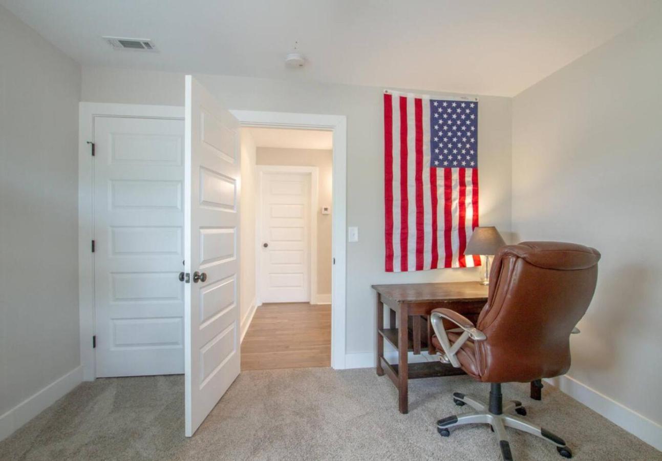 Luxurious Extraordinaire Three Bedroom Downtown Action * Nashville