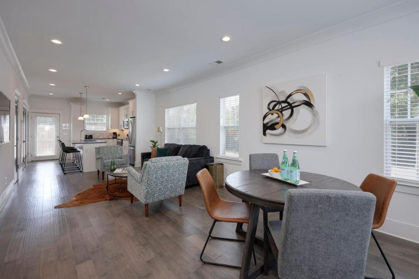 Minutes To Broadway Luxurious Gated Townhome