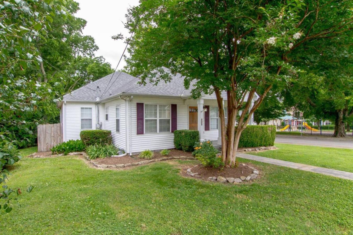 Metropolitan Huge Private Backyard Holiday home *