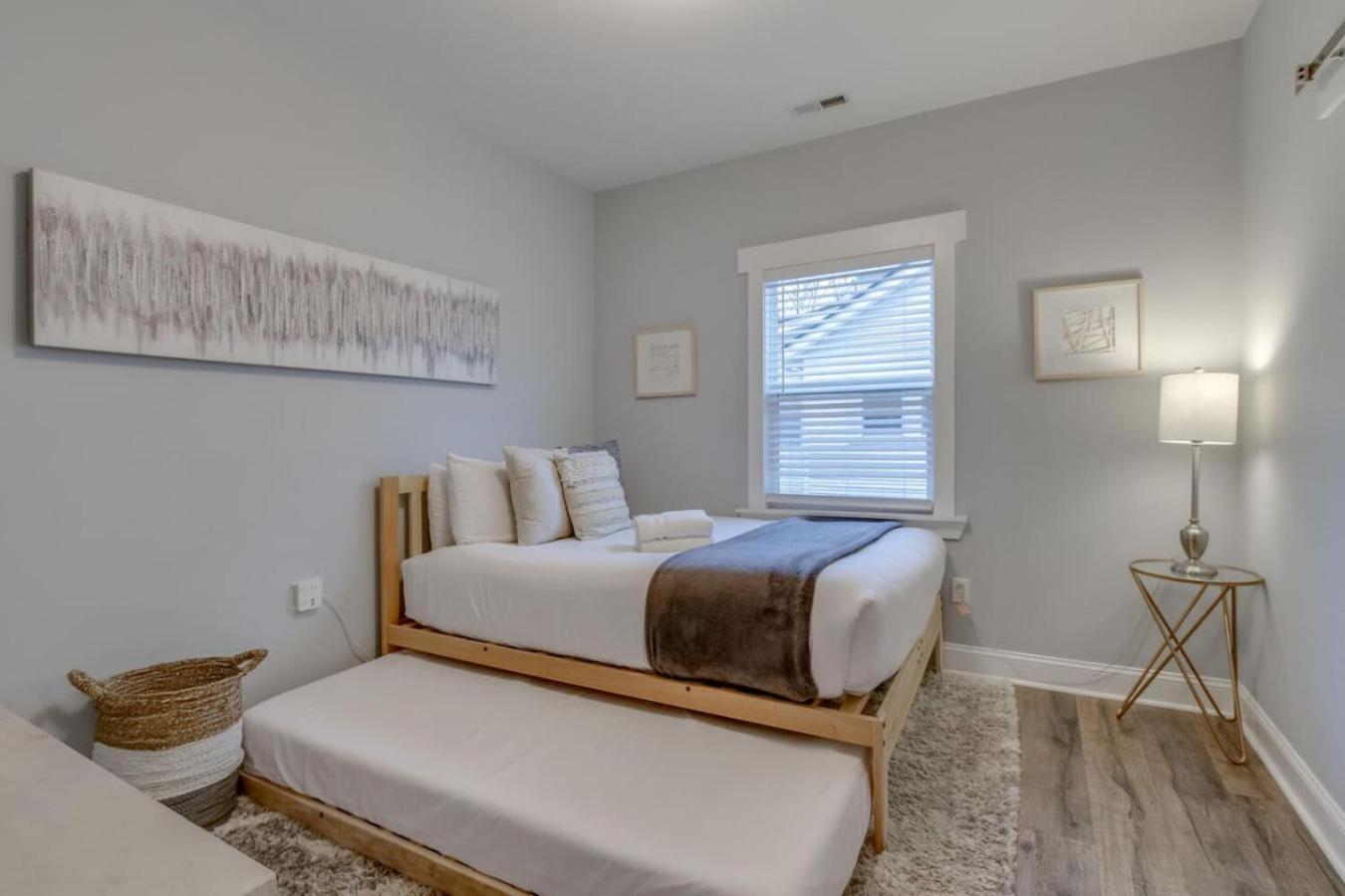 Music Charmer Tons Of Beds Thirty Day Minimum Holiday home *