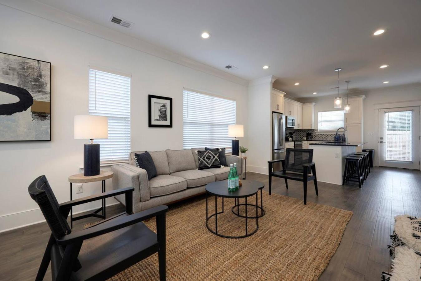 Minutes To Broadway Music Modern Townhome Holiday home *