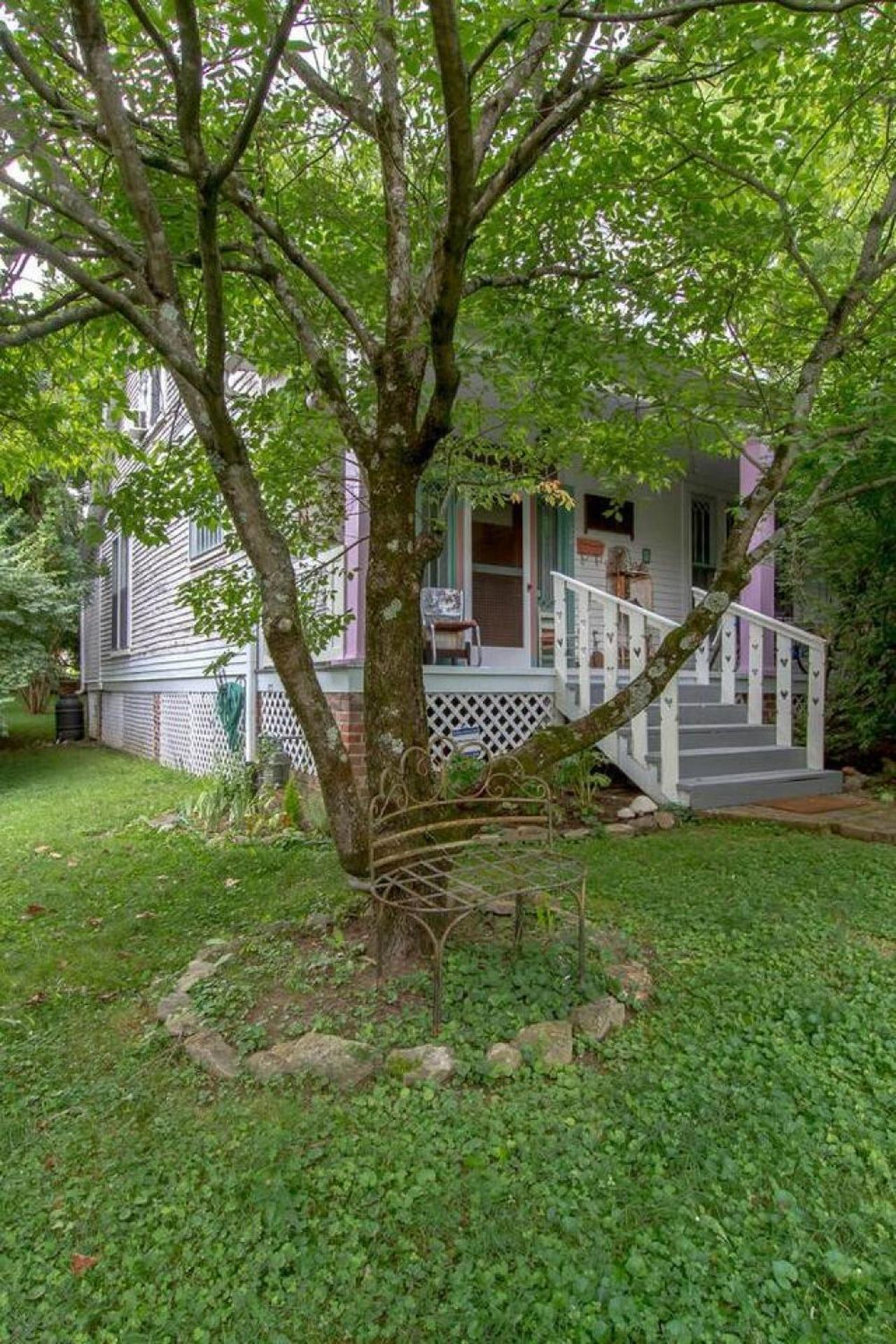 Petite Vintage Charmer Trendy East Holiday home