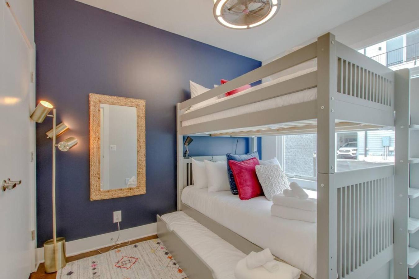 Holiday home Skyline Views Romantic Fun Downtown Location *