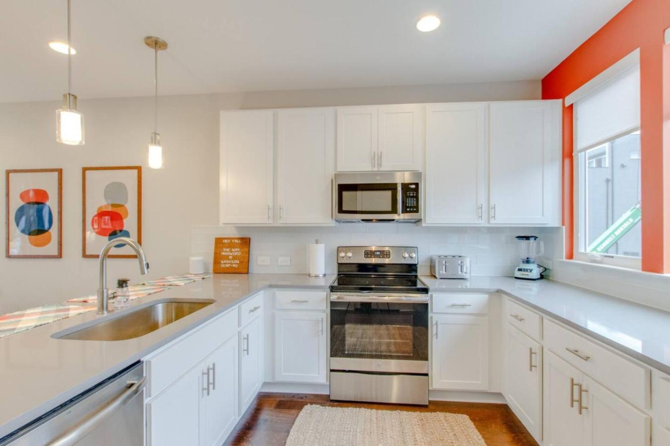 Skyline Views Romantic Fun Downtown Location