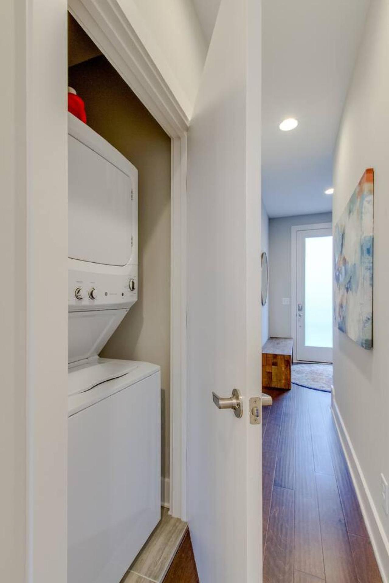 Skyline Views Romantic Fun Downtown Location