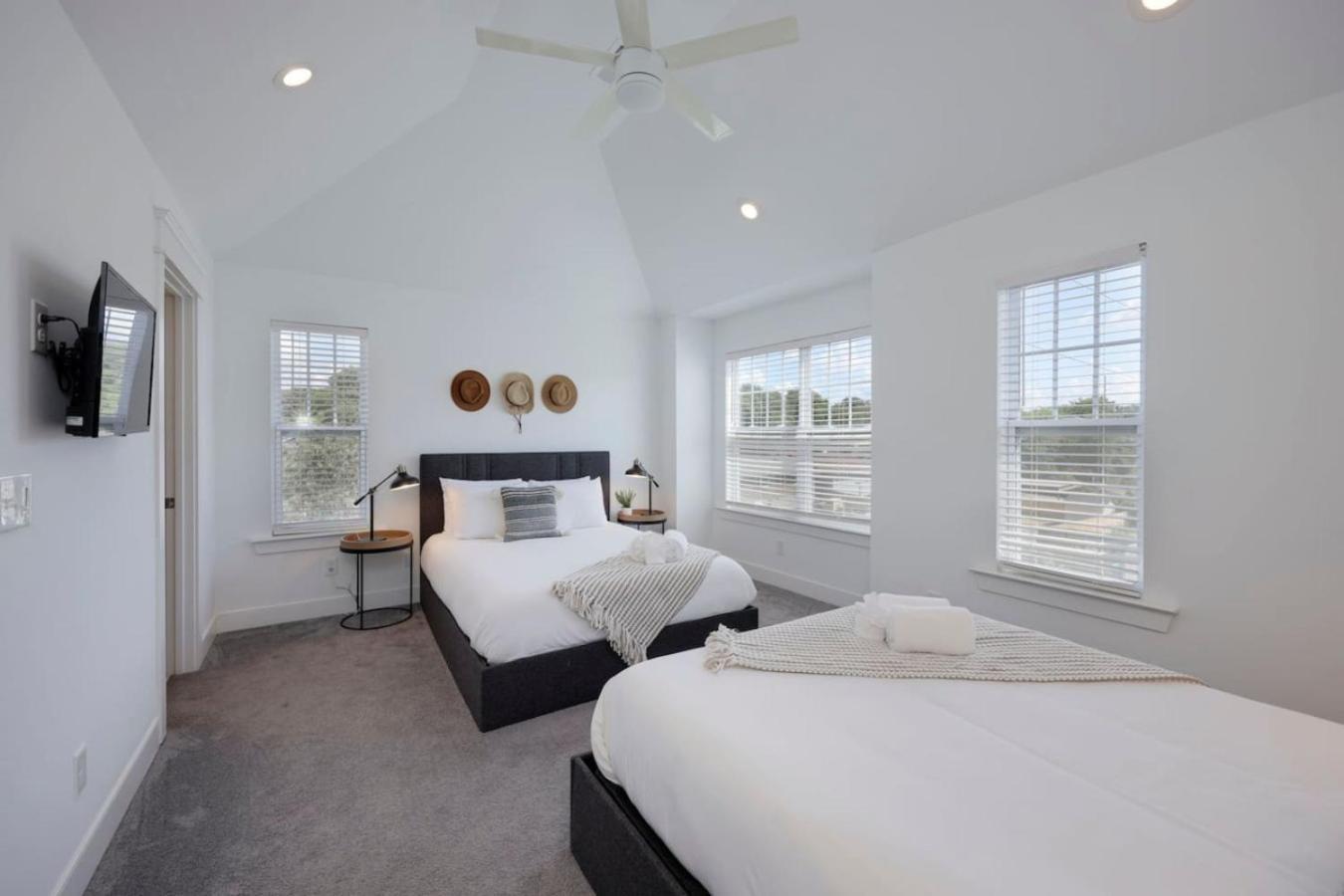 Minutes To Broadway Stunning Townhome Holiday home *