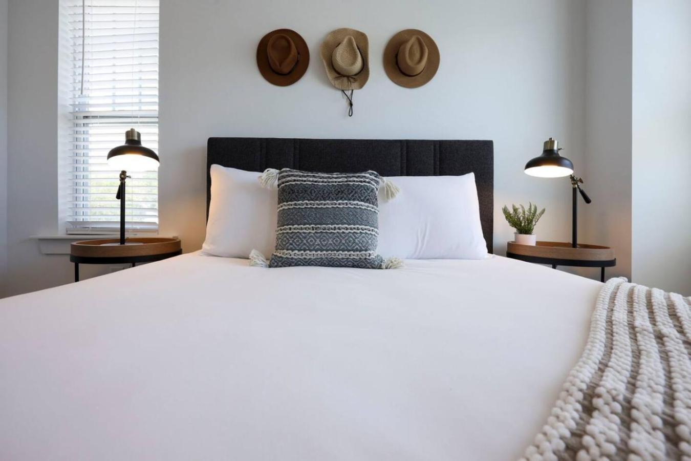 Minutes To Broadway Stunning Townhome Holiday home *