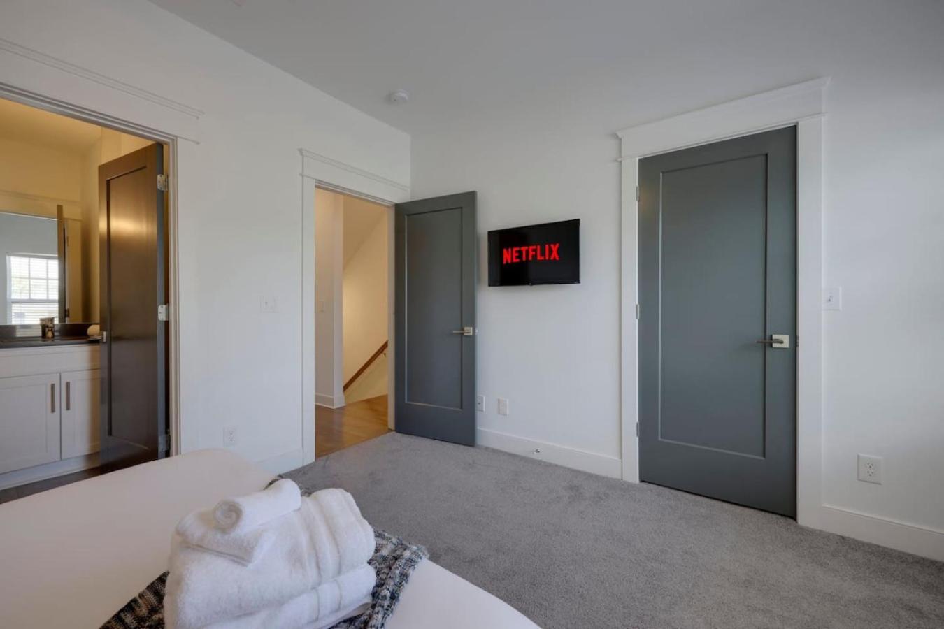 Minutes To Broadway Stunning Townhome Holiday home Nashville