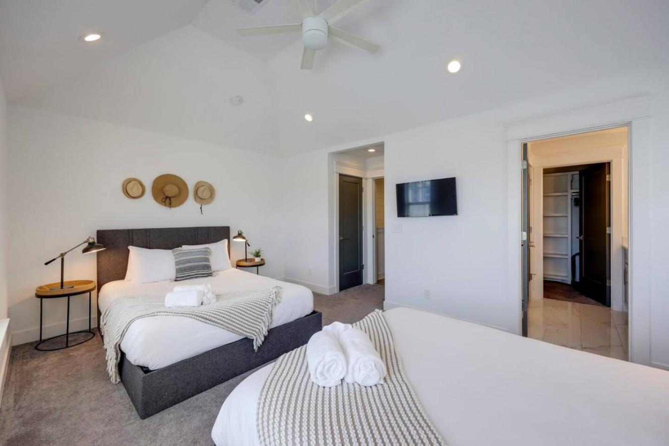 Minutes To Broadway Stunning Townhome