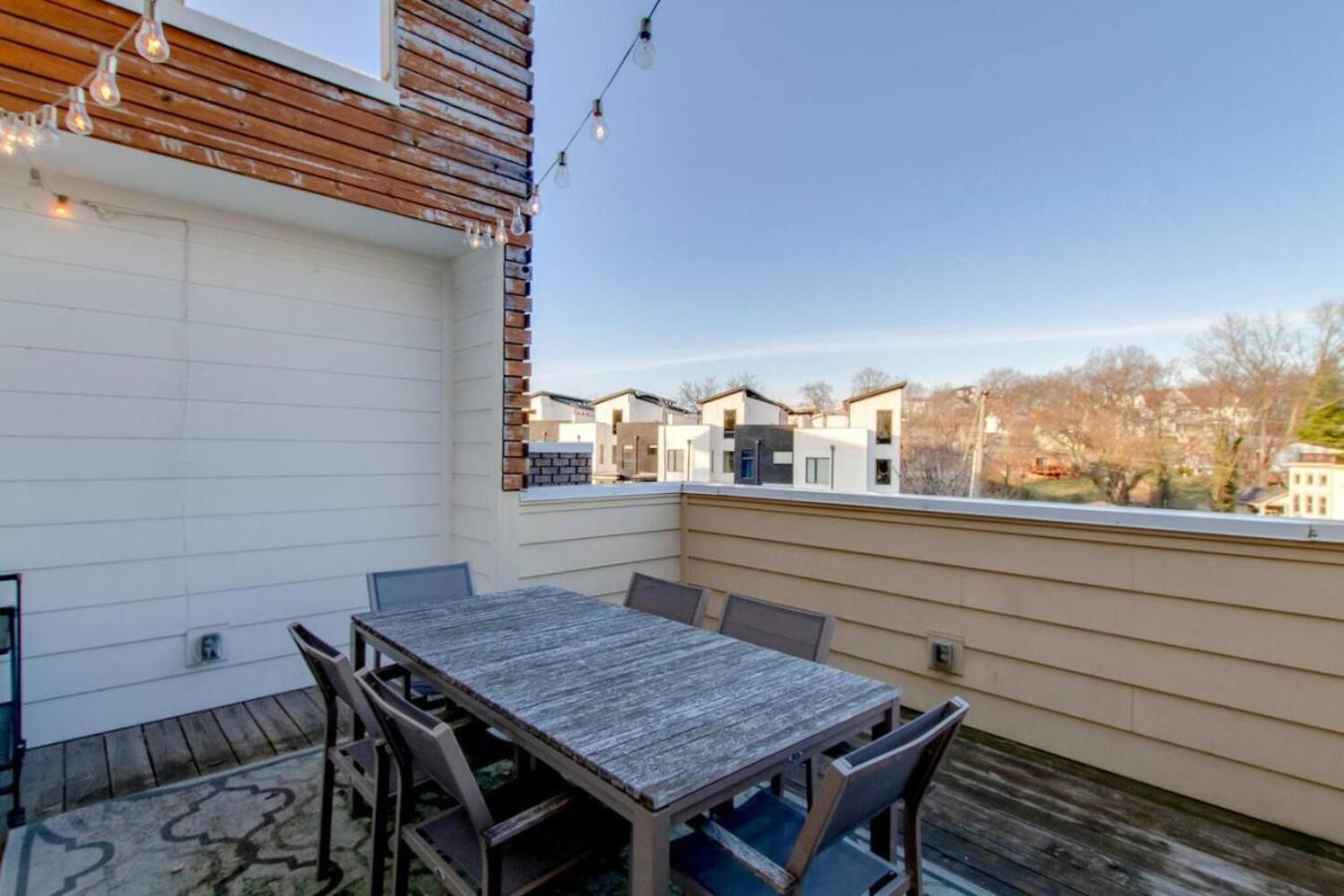 Spacious And Sleek Amazing Location Patio Space