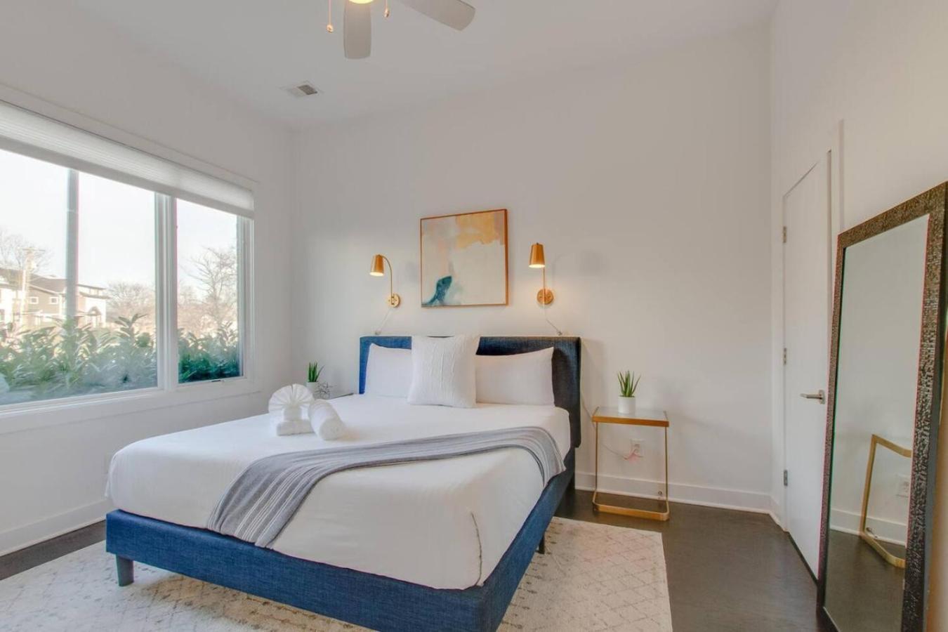 Spacious And Sleek Amazing Location Patio Space Holiday home