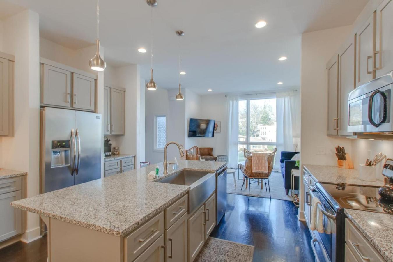 Spacious And Sleek Amazing Location Patio Space Holiday home *