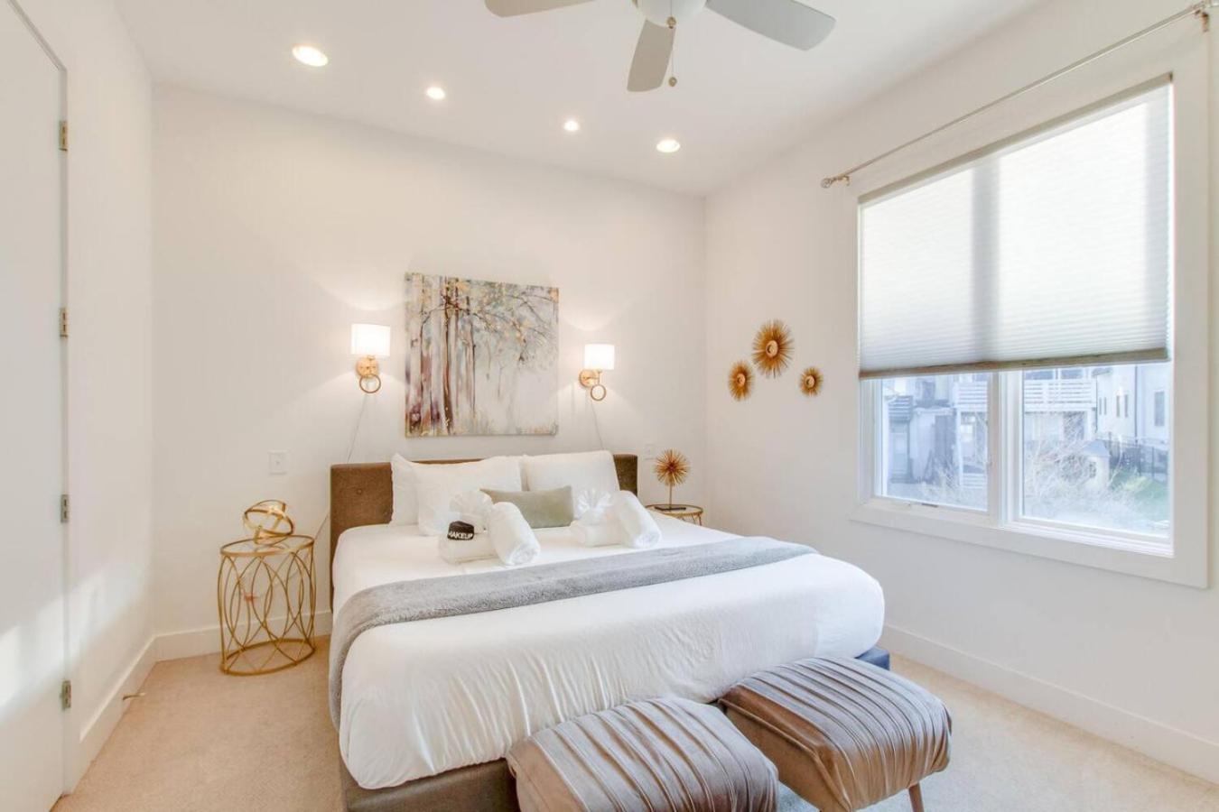 Spacious And Sleek Amazing Location Patio Space