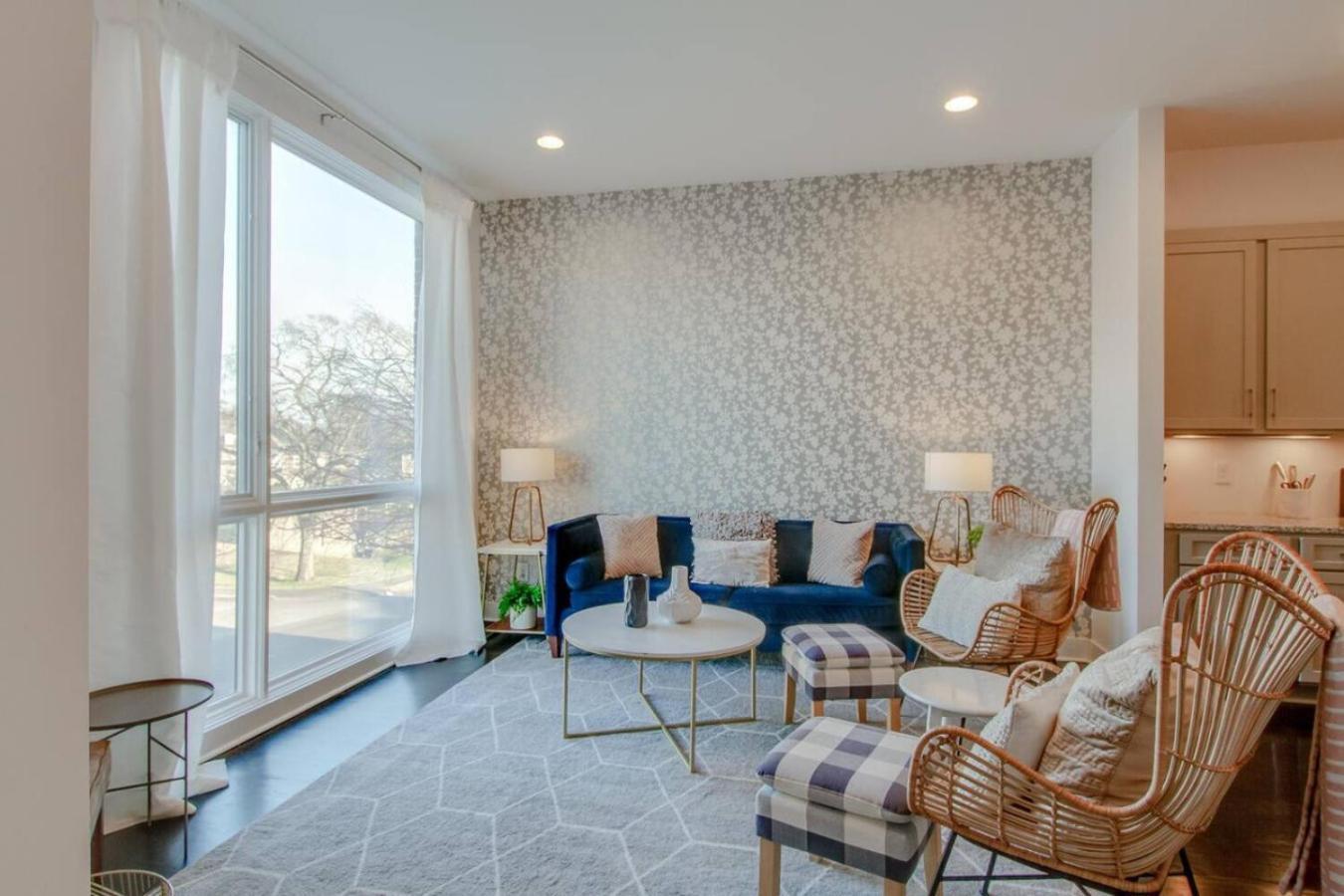 Spacious And Sleek Amazing Location Patio Space Holiday home