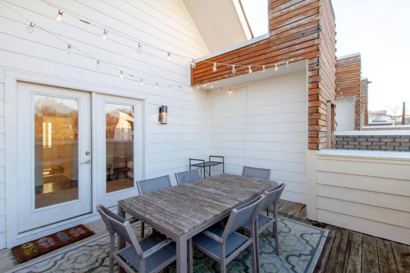 Spacious And Sleek Amazing Location Patio Space *