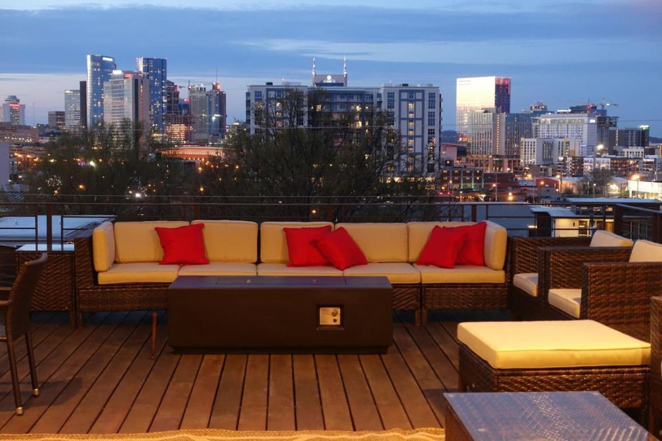 The Dove Downtown Modern Huge Rooftop Deck Gulch Holiday home Nashville
