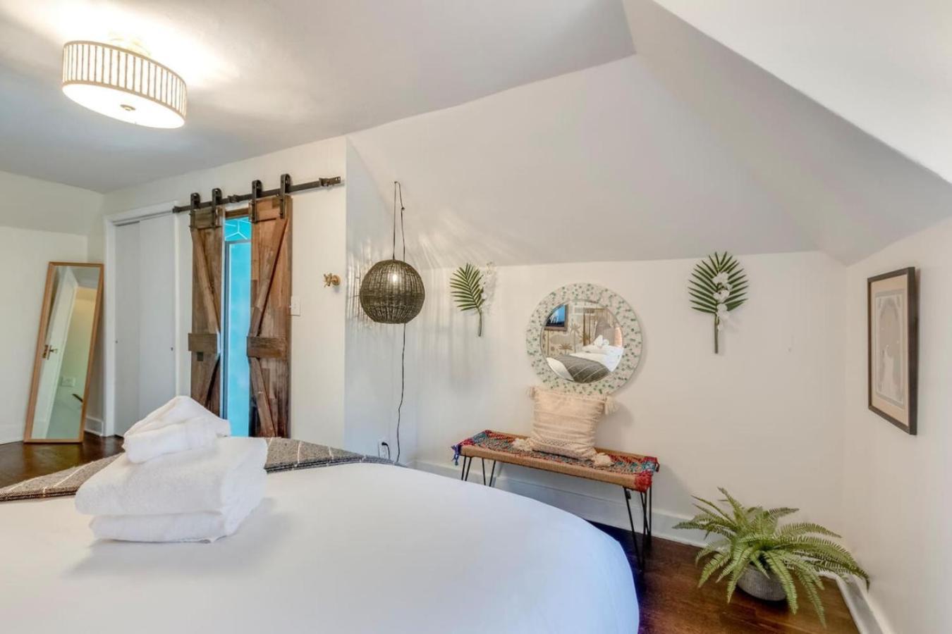 Unique And Stylish East 3 Bedroom 2.5 Bath Holiday home Nashville