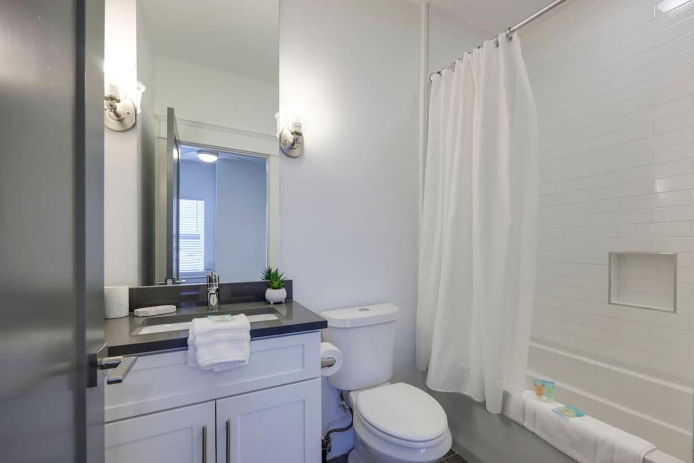 Luxurious Townhome Music Group Retreat *