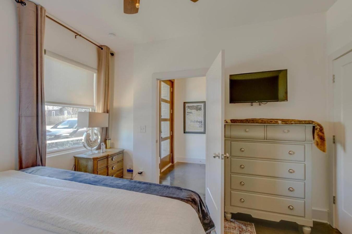 Modern Townhome With Gorgeous Patio Space *